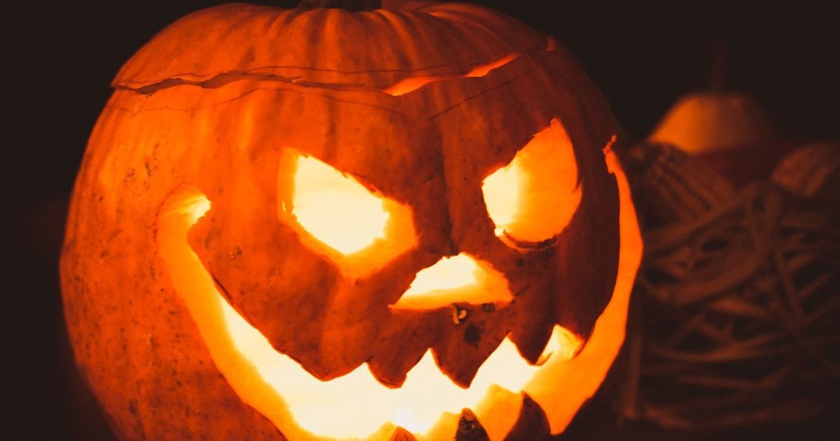 Ιδέες για Halloween διακόσμηση με φως: γιρλάντες για κλασικό, gothic, κομψό ή παιδικό στιλ, που μένουν και ως φθινοπωρινή διακόσμηση.