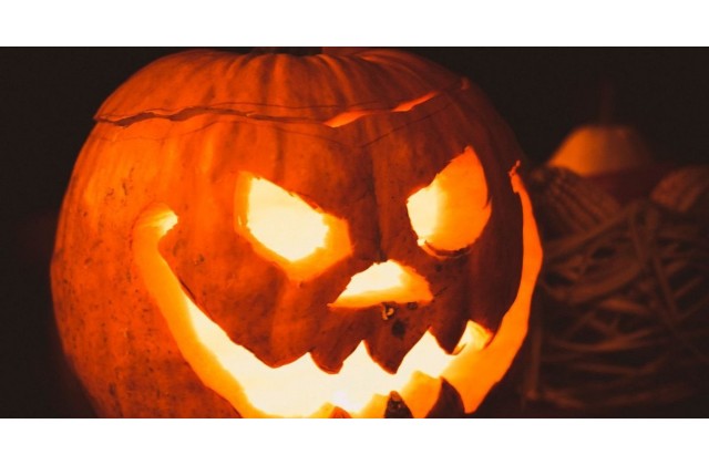 Ιδέες για Halloween διακόσμηση με φως: γιρλάντες για κλασικό, gothic, κομψό ή παιδικό στιλ, που μένουν και ως φθινοπωρινή διακόσμηση.