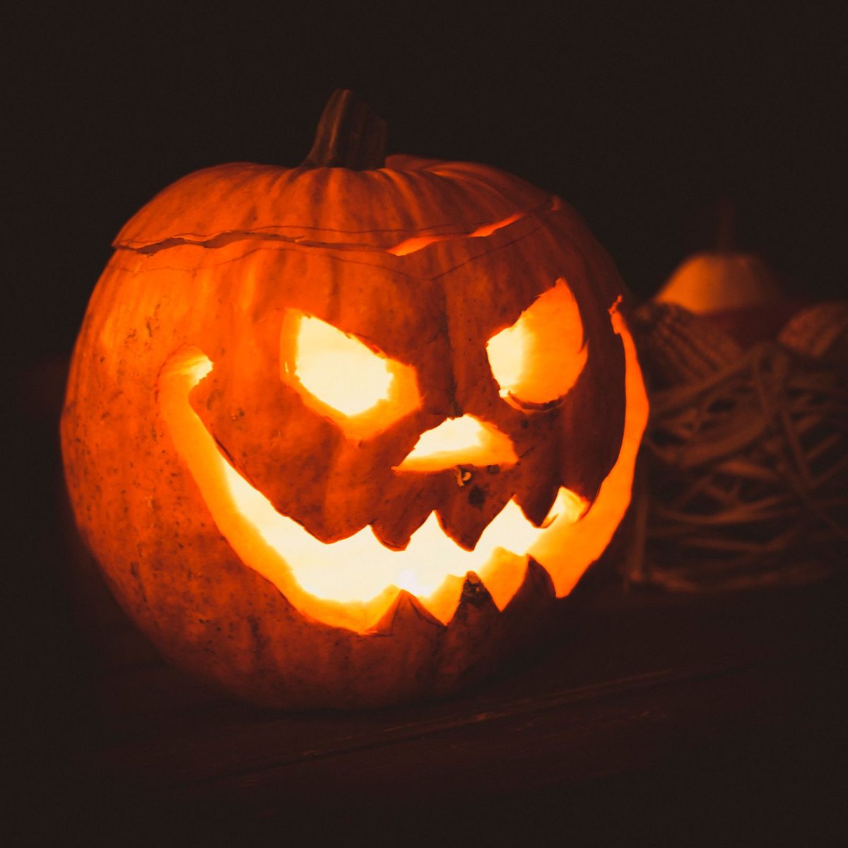 Αναμμένη σκαλισμένη κολοκύθα Halloween στο σκοτάδι