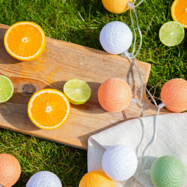 🌼 Γιρλάντα Spring – Ζωντάνια & φως παντού! Η Spring είναι η γιρλάντα που φέρνει την άνοιξη στον χώρο σου! Με φωτεινές μπαλίτσες από νήμα σε δροσερές πορτοκαλί και lime αποχρώσεις, και LED λαμπάκια πάνω σε αδιάβροχο καλώδιο, είναι έτοιμη για κάθε περίσταση – μέσα ή έξω! 🔌 Διπλή δυνατότητα τροφοδοσίας: με μετασχηματιστή ή με USB, για να τη λειτουργείς ακόμη και με powerbank όταν δεν υπάρχει πρίζα κοντά. 📏 Φωτεινό μήκος: 2,4 μέτρα 🔌 Καλώδιο τροφοδοσίας: 5 μέτρα για εύκολη σύνδεση όπου κι αν τη βάλεις. 💡 Θες παραπάνω μήκος; Σύνδεσε δύο γιρλάντες στη σειρά και φώτισε ακόμη μεγαλύτερο χώρο! Η Spring είναι η ιδανική επιλογή για να φέρεις χρώμα, χαρά και φωτεινή διάθεση στο σπίτι, στον κήπο, σε πάρτι ή παιδικά δωμάτια!