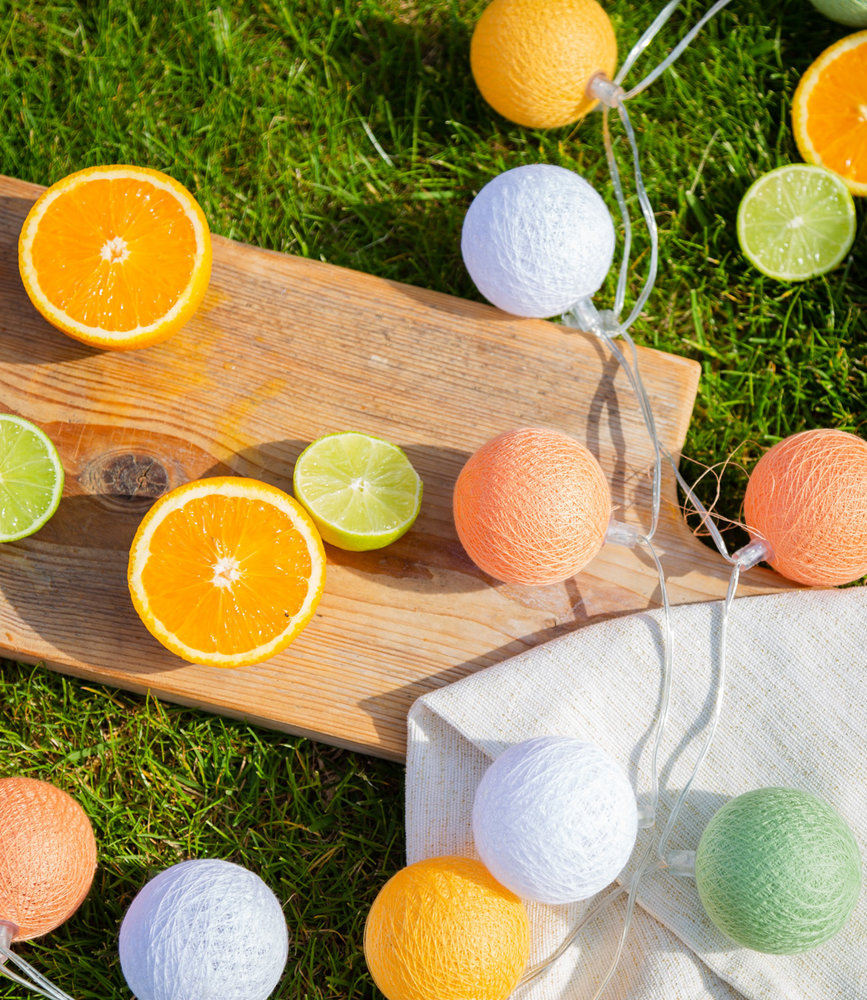 🌼 Γιρλάντα Spring – Ζωντάνια & φως παντού! Η Spring είναι η γιρλάντα που φέρνει την άνοιξη στον χώρο σου! Με φωτεινές μπαλίτσες από νήμα σε δροσερές πορτοκαλί και lime αποχρώσεις, και LED λαμπάκια πάνω σε αδιάβροχο καλώδιο, είναι έτοιμη για κάθε περίσταση – μέσα ή έξω! 🔌 Διπλή δυνατότητα τροφοδοσίας: με μετασχηματιστή ή με USB, για να τη λειτουργείς ακόμη και με powerbank όταν δεν υπάρχει πρίζα κοντά. 📏 Φωτεινό μήκος: 2,4 μέτρα 🔌 Καλώδιο τροφοδοσίας: 5 μέτρα για εύκολη σύνδεση όπου κι αν τη βάλεις. 💡 Θες παραπάνω μήκος; Σύνδεσε δύο γιρλάντες στη σειρά και φώτισε ακόμη μεγαλύτερο χώρο! Η Spring είναι η ιδανική επιλογή για να φέρεις χρώμα, χαρά και φωτεινή διάθεση στο σπίτι, στον κήπο, σε πάρτι ή παιδικά δωμάτια!