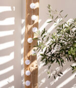 Γιρλάντα Bianco – Λευκή, φωτεινή και μαγική! Η Bianco είναι η γιρλάντα που θα βάλει φως και στυλ παντού! Με μπαλίτσες από νήμα σε καθαρό λευκό χρώμα, LED φωτάκια και αδιάβροχο καλώδιο, είναι έτοιμη να στολίσει κάθε γωνιά – μέσα ή έξω! 🔌 Λειτουργεί με μετασχηματιστή ή USB καλώδιο, και μπορείς να τη βάλεις να λάμψει ακόμα και με powerbank – τέλεια για μέρη χωρίς πρίζα! 📏 Το φωτεινό κομμάτι έχει μήκος 2,4 μέτρα, ενώ το καλώδιο τροφοδοσίας είναι 5 μέτρα για απόλυτη ευκολία στην τοποθέτηση. 💡 Θες πιο μεγάλη γιρλάντα; Συνδέεις εύκολα δύο μαζί για extra μαγεία! Η Bianco με τις λευκές φωτεινές μπαλίτσες της, θα γίνει το αγαπημένο διακοσμητικό σου για cozy βραδιές, πάρτι ή απλώς για να δώσεις ζεστασιά στον χώρο.